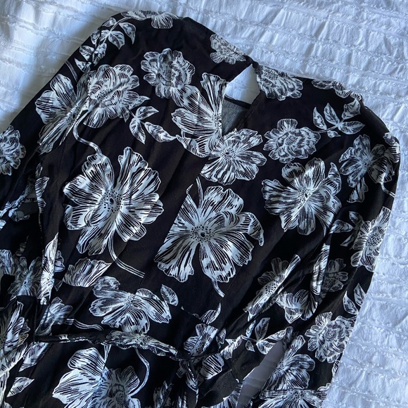 Who What Where Floral Patterned Wrap Dress - Picture 5 of 5